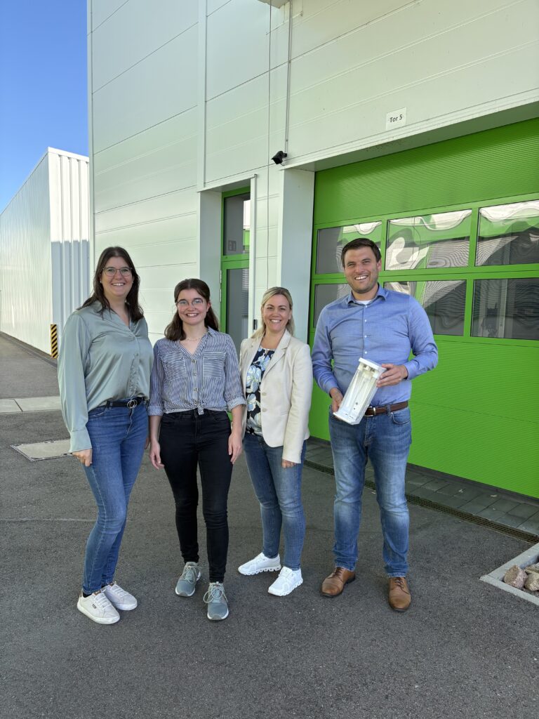 Bild zeigt die Stipendiatin mit Mitarbeiter der Huonker GmbH