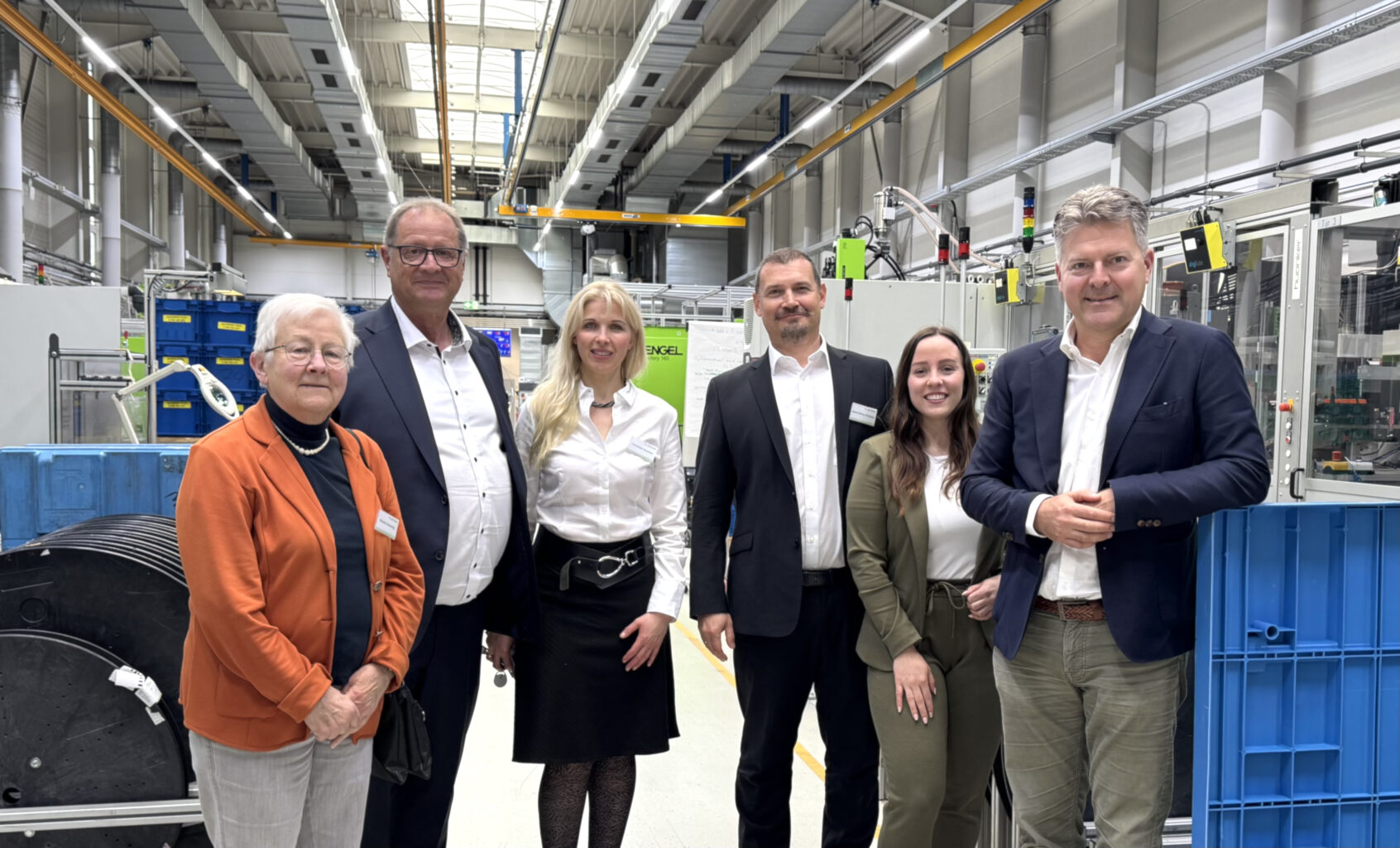 Beim Rundgang durch die Produktion von Huonker: Von links Renate Breuning, Oberbürgermeister Jürgen Roth, Christina und Hans-Georg Huonker, Sina Effinger und Andreas Schwab.