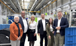 Beim Rundgang durch die Produktion von Huonker: Von links Renate Breuning, Oberbürgermeister Jürgen Roth, Christina und Hans-Georg Huonker, Sina Effinger und Andreas Schwab.